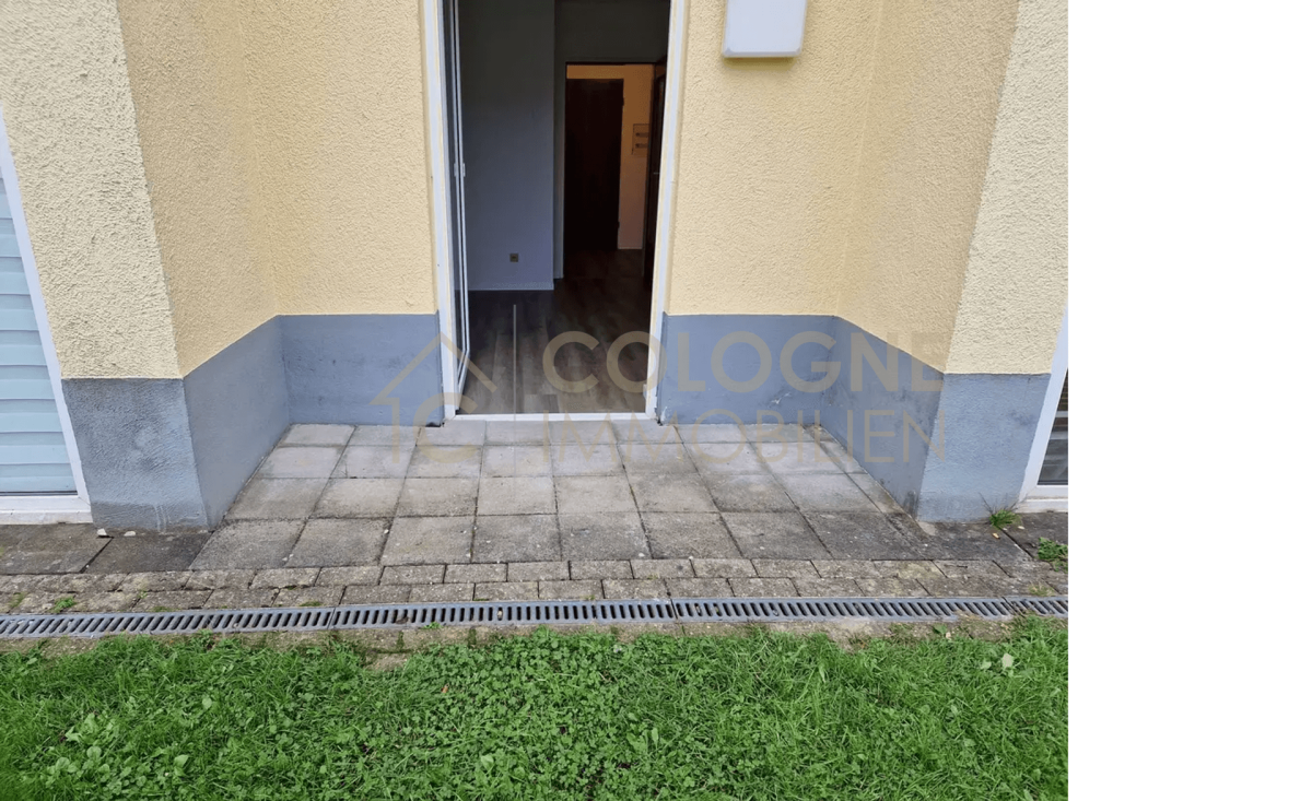 kleine Terrasse und Gartenfläche