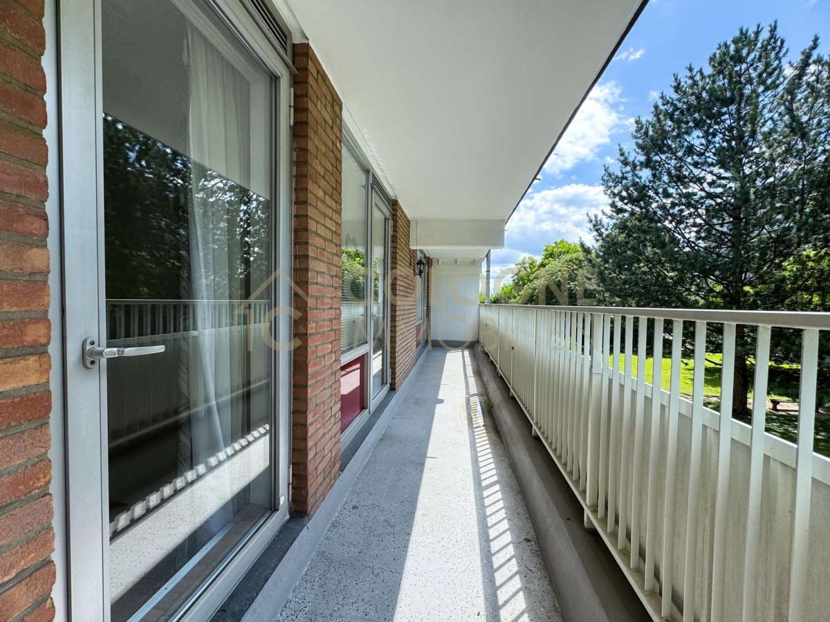 Langer Balkon am Wohnzimmer