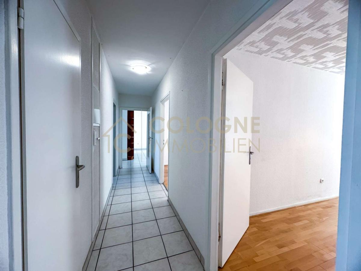 Flur mit Zugang zu allen Zimmern