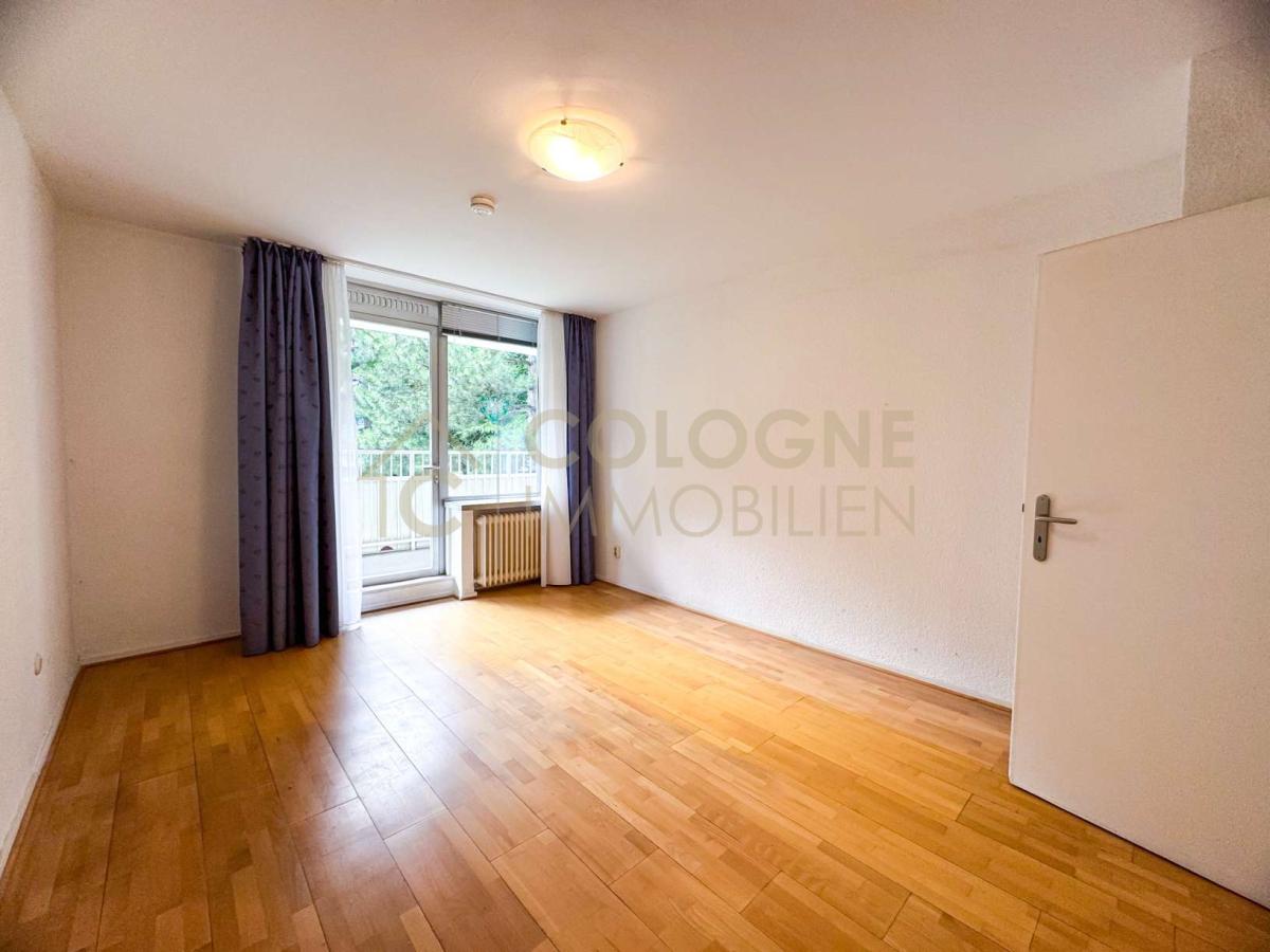 Lichtdurchflutetes Schlafzimmer mit Zugang zum Balkon