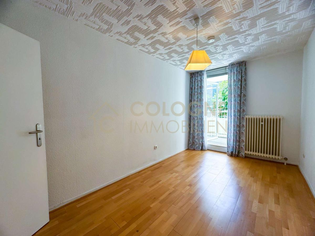 Gemütliches Kinderzimmer/Büro mit Zugang zum Balkon