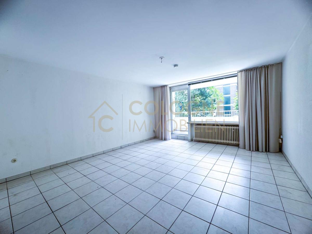 Wohnzimmer mit Zugang zum Balkon