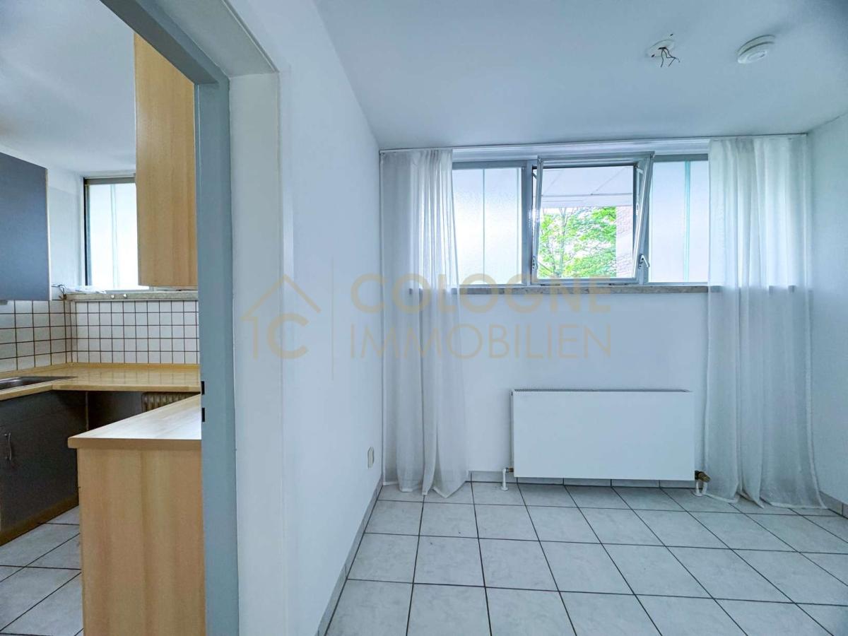 Esszimmer mit Durchgang zu Küche und Wohnzimmer