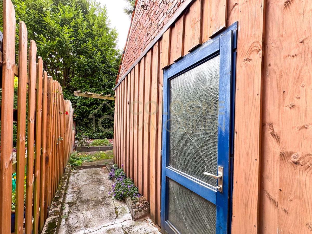 Weg zur Rasenfläche hinter dem Gerätehaus