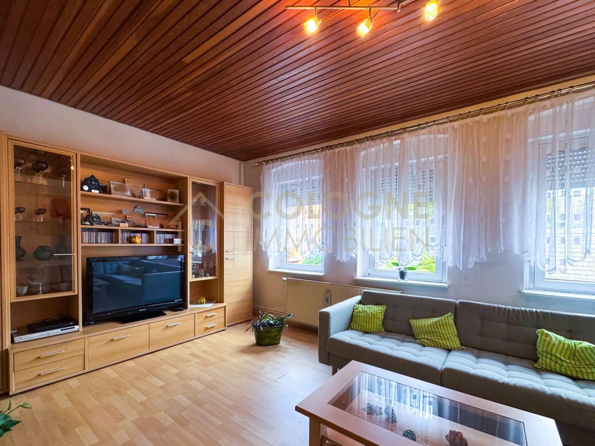 Geräumiges und lichtdurchflutetes Wohnzimmer im 1. Obergeschoss