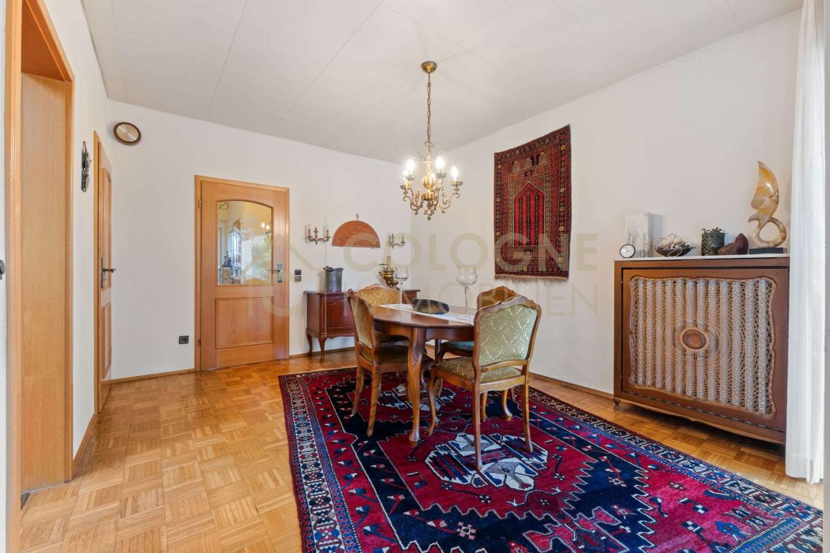 Gemütliches Esszimmer zwischen Küche und Wohnzimmer