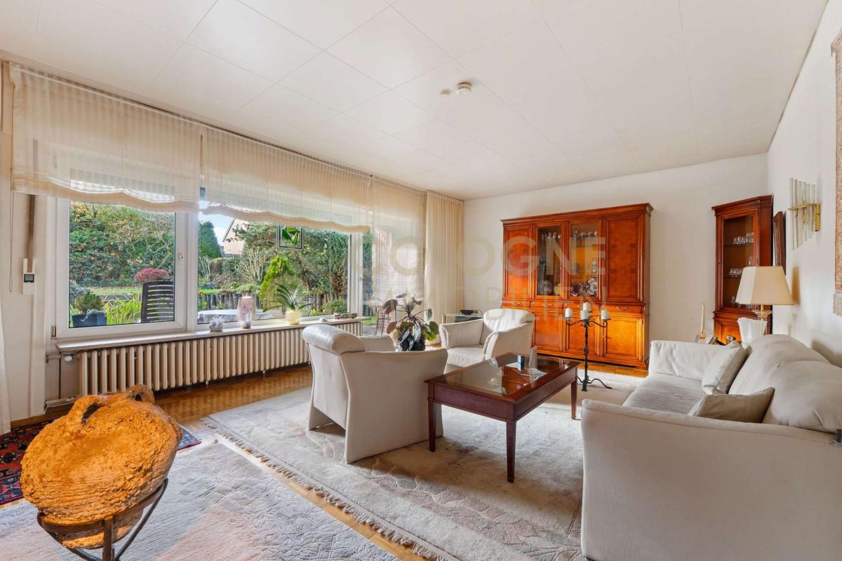 Lichtdurchflutetes Wohnzimmer mit direktem Terrassenzugang