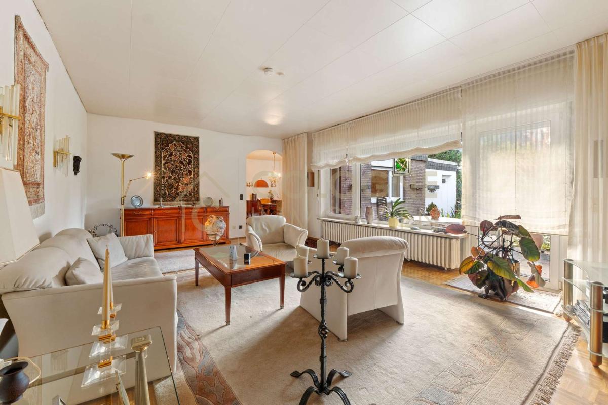 Lichtdurchflutetes Wohnzimmer