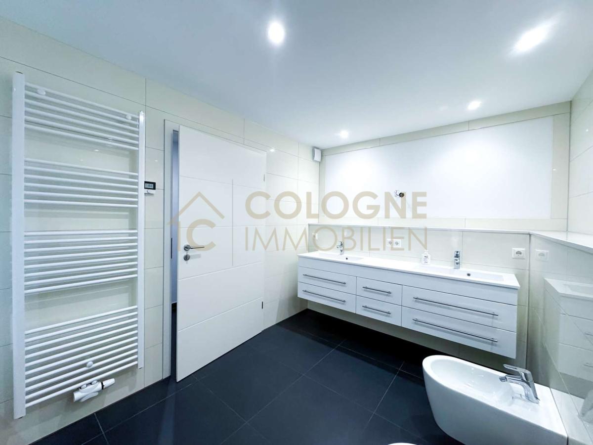 Doppelwaschbecken mit viel Ablagefläche