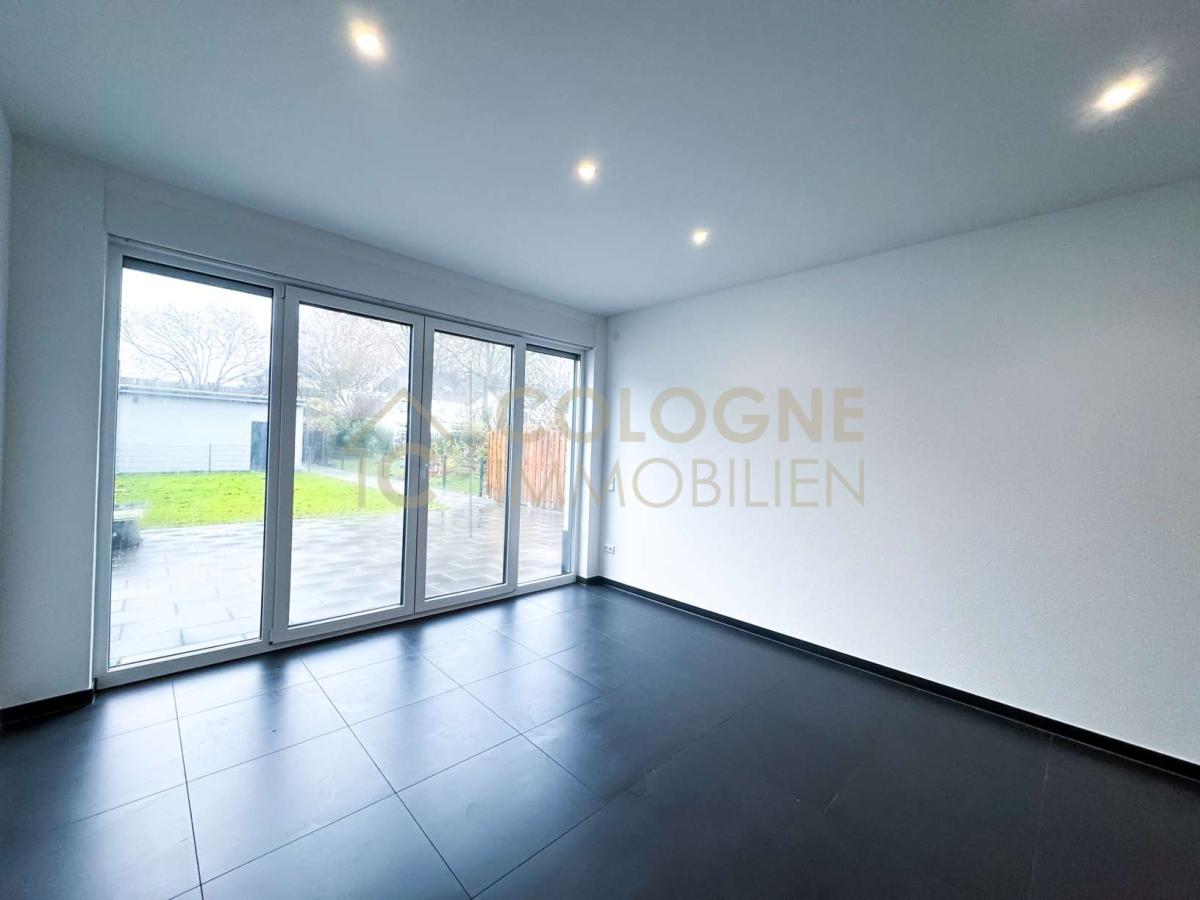 Geräumiges Wohnzimmer mit Terrassenzugang