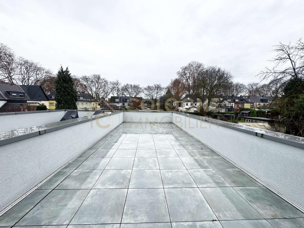Großflächige Terrasse direkt am Schlafzimmer