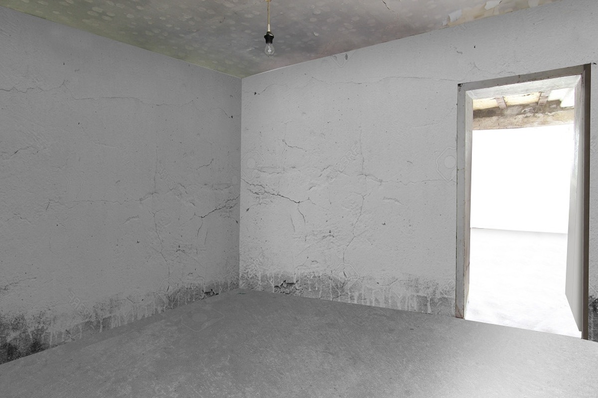 EG Wohnung 2: Wohnzimmer (sanierungsbedürftig)