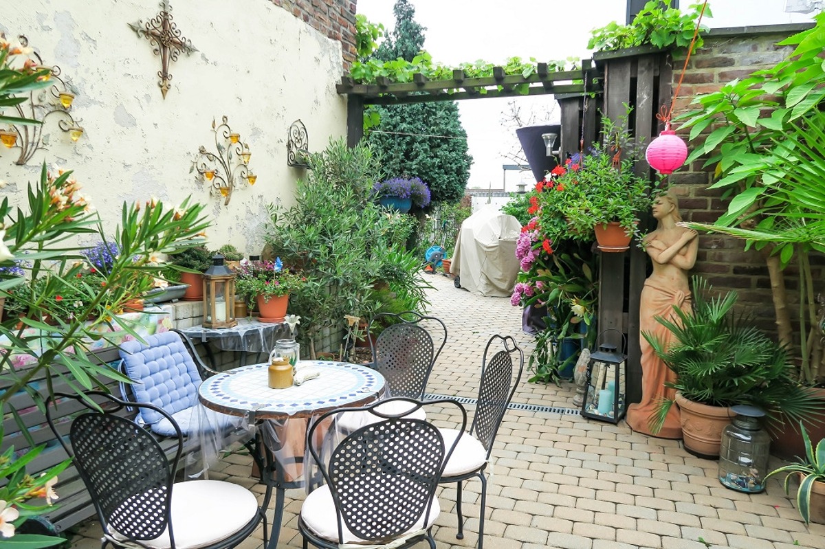 Gartenbereich mit Sitzgelegenheit