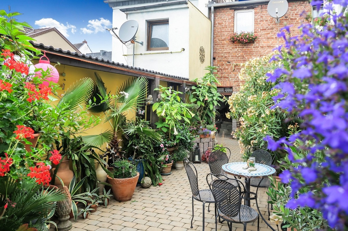 Gartenbereich mit Sitzgelegenheit