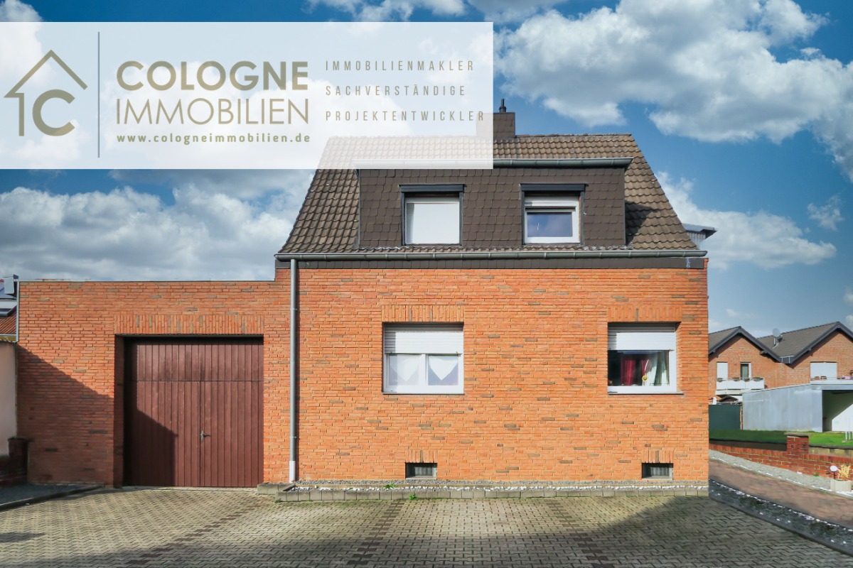 Frontbild des Hauses inkl. der großen Garage