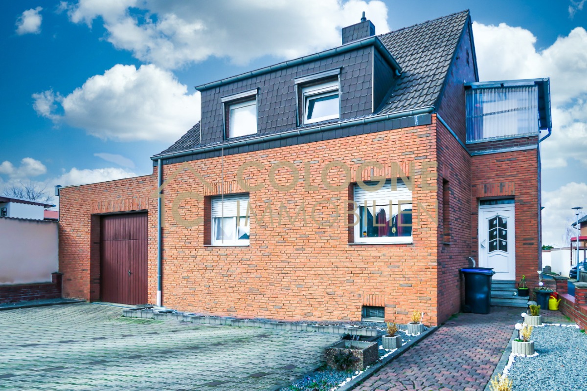 Front u. Seitenansicht inkl. der Garage und des Einganges