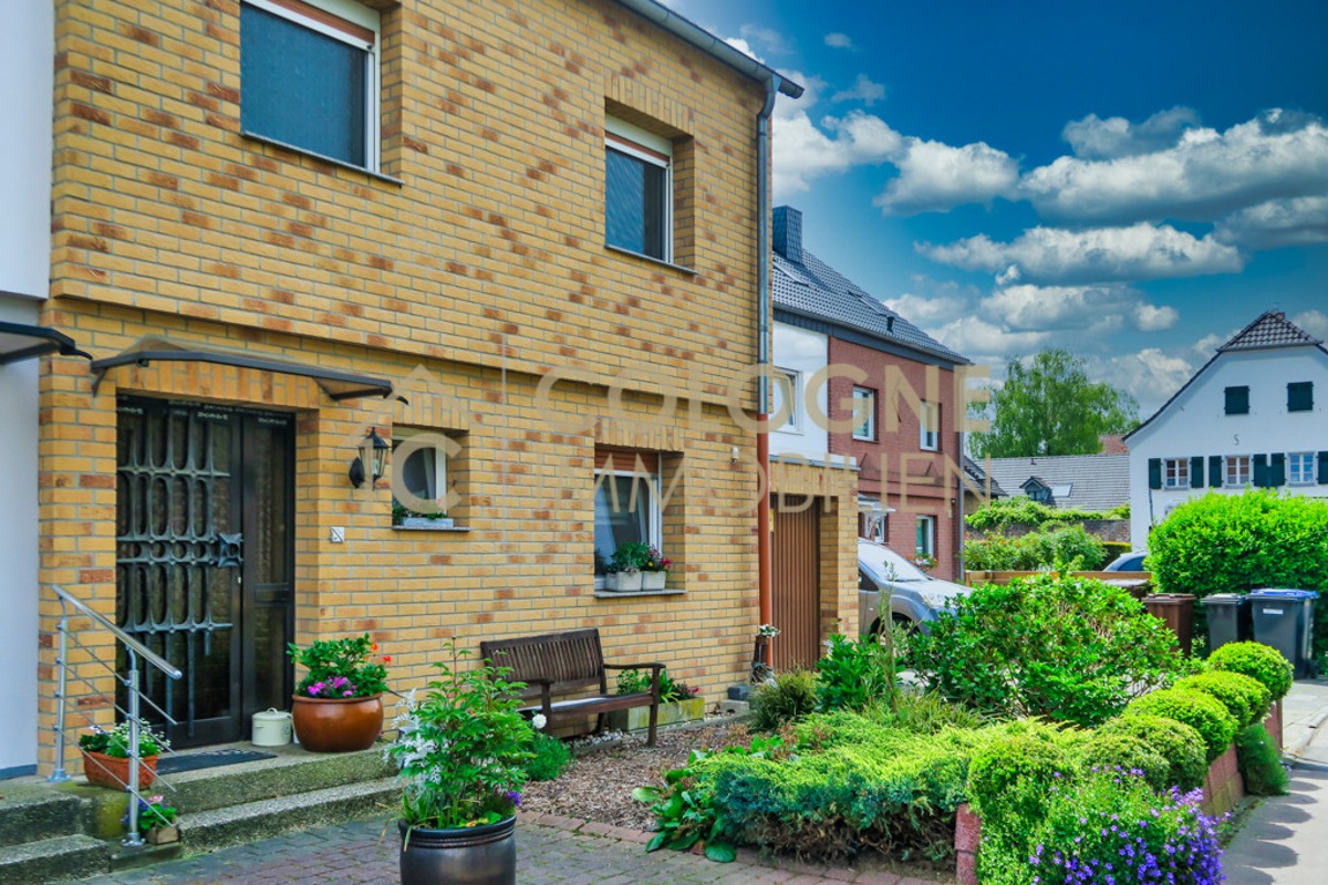 Frontansicht / Eingangsseite mit kleinem Garten