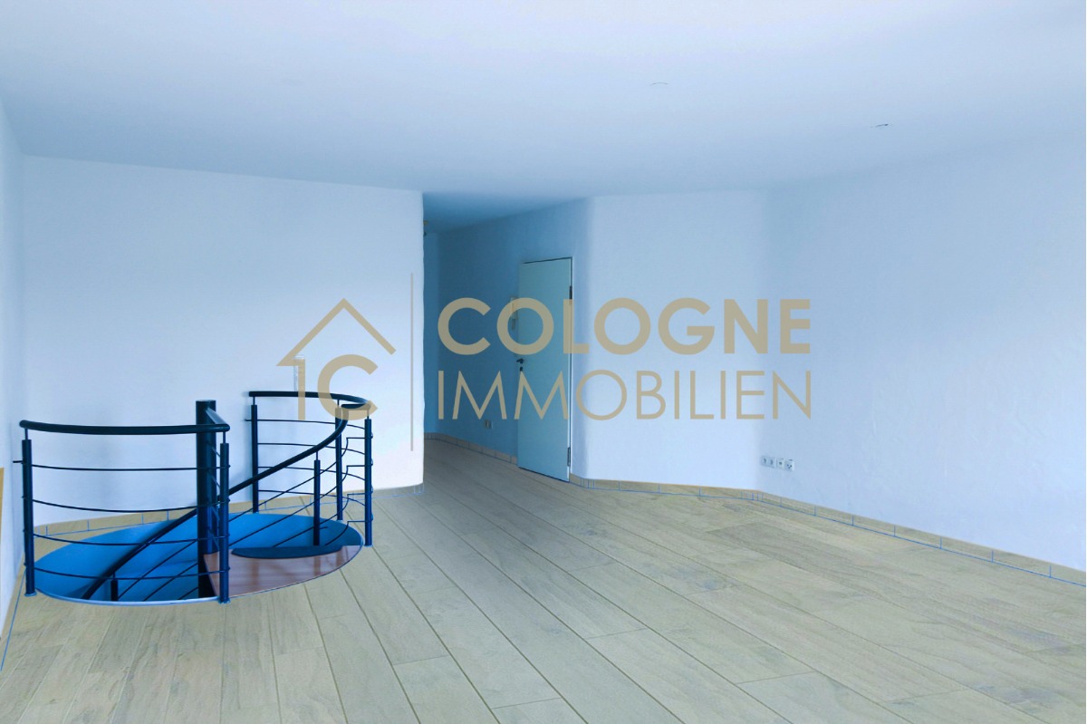 Wohnzimmer Erdgeschoss mit Treppenabgang in das Souterrain (Mögliche Planung)