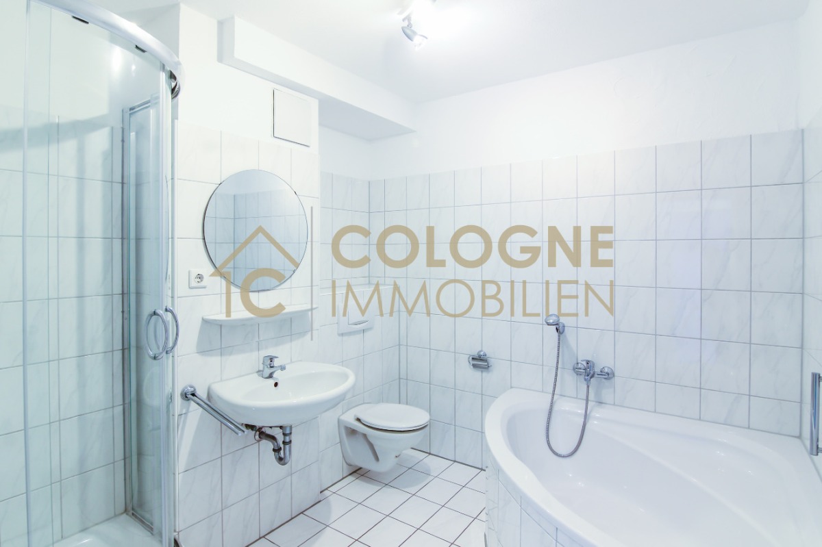 2tes Badezimmer im Souterrain inkl. einer Eckbadewanne