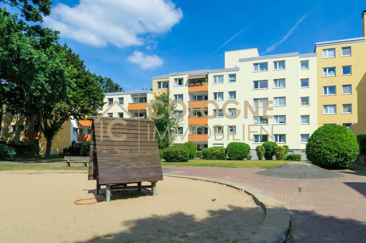 Rückansicht mit Grünflächen und einem Spielplatz