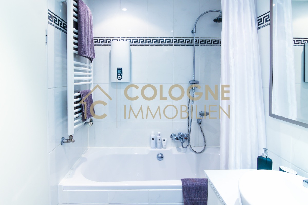 Badezimmer inkl. einer Badewanne mit Duschfunktion