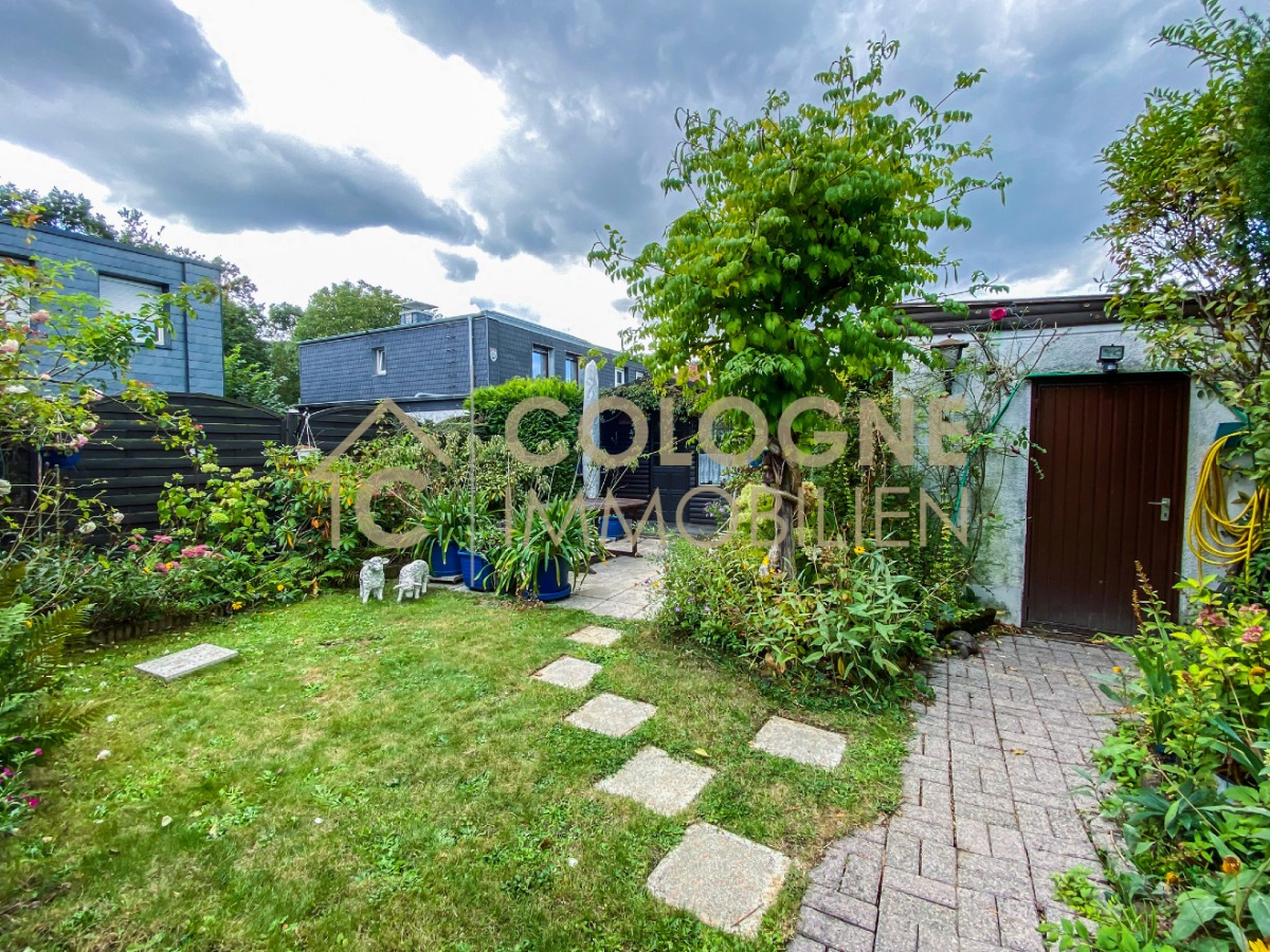 Gartenbereich mit dem Zugang zum Gartenhaus und der Garage