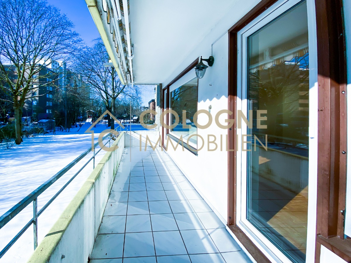 Balkon überdacht mit einer Markise (Loggia ca. 10m²)