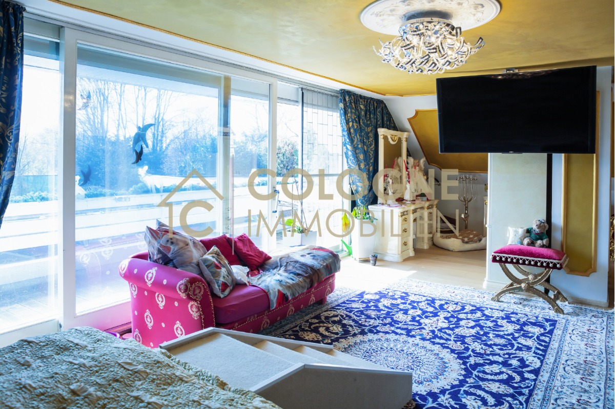 Hauptschlafzimmer mit Panoramaschiebefenstern und Balkon