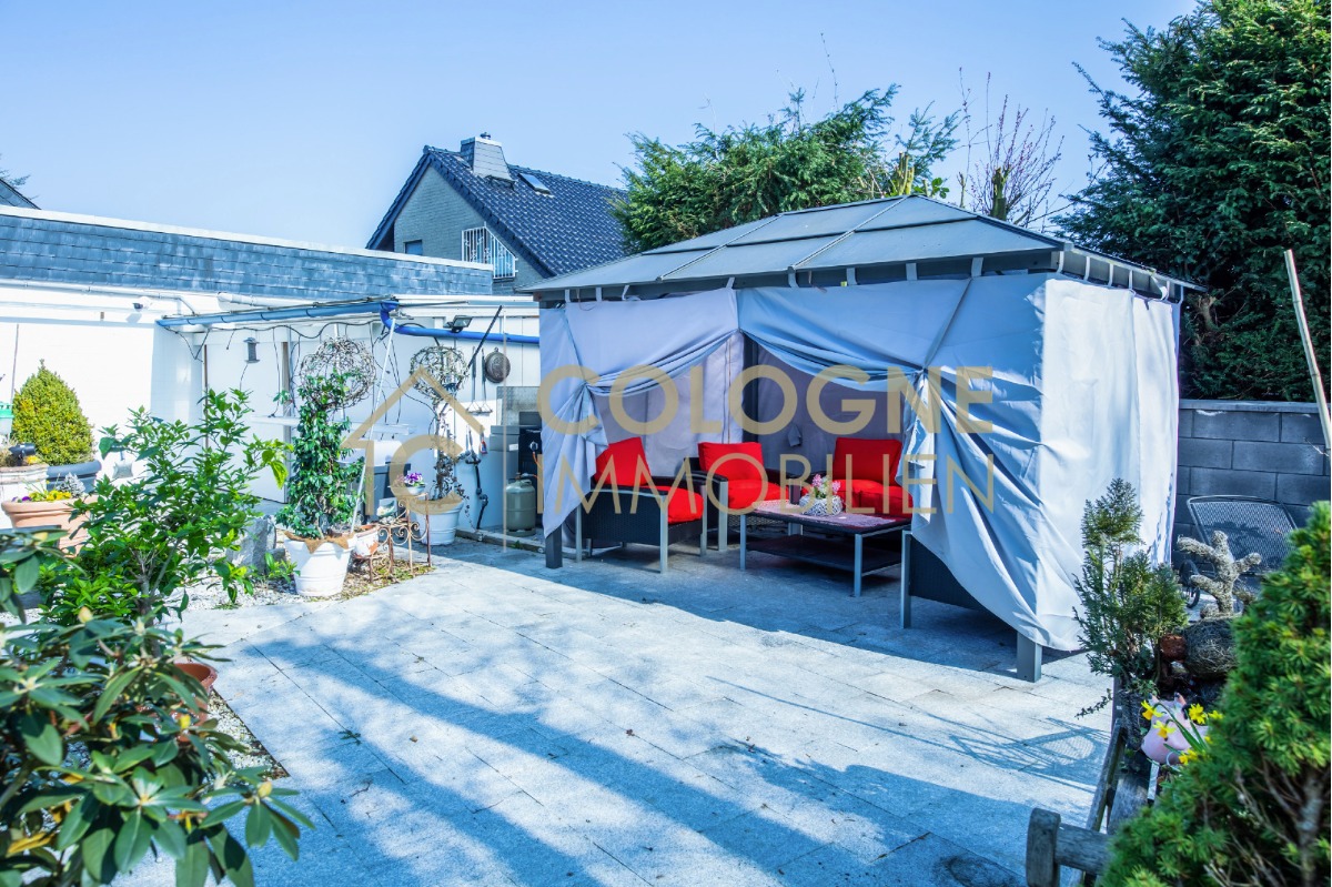 Überdachter Pavillon mit Sitzgelegenheit und Grill