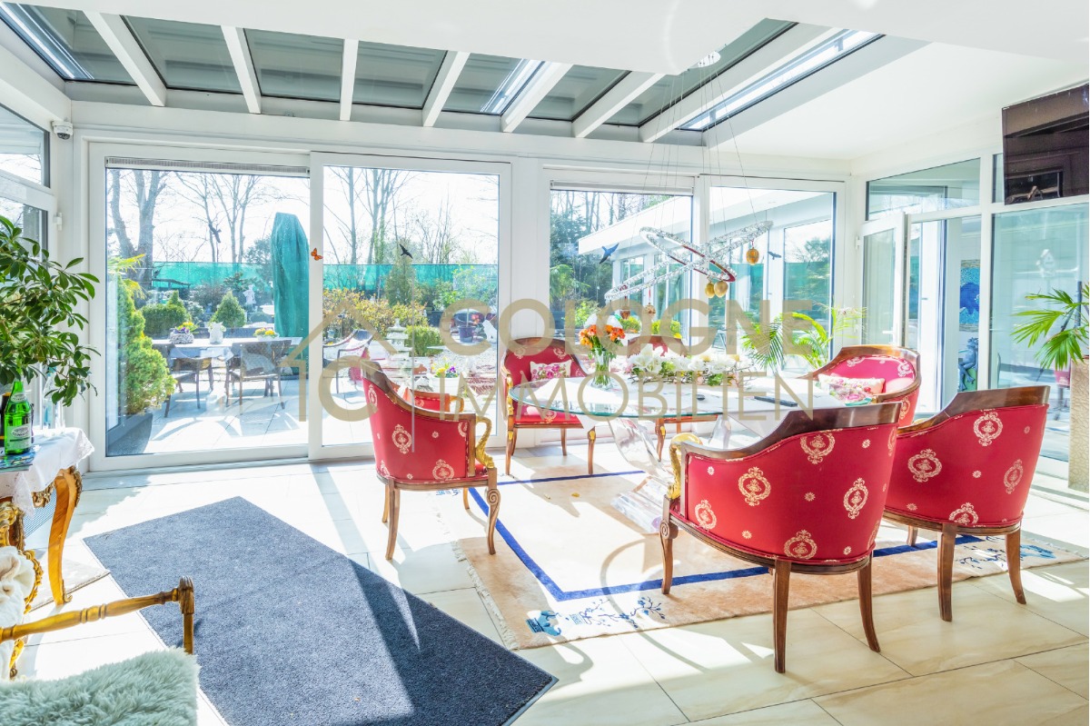 Wintergarten mit Anbindung zum Gartenbereich und dem Indoor-Pool