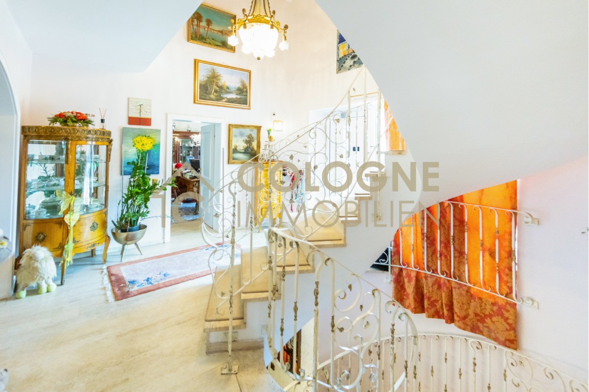 Hauseingang mit Wendeltreppe