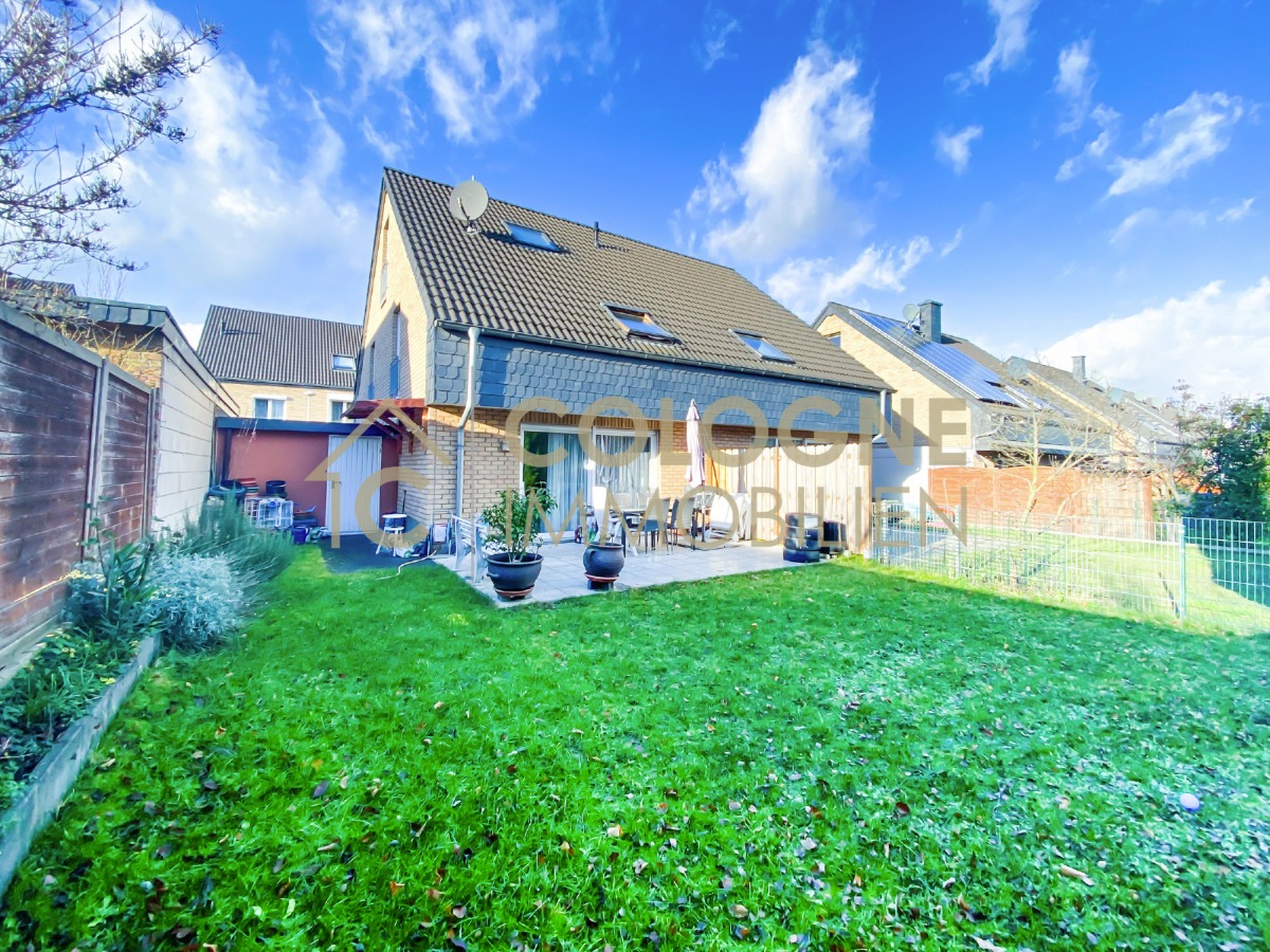 Rückansicht des Hauses mit Terrasse und Garagenzugang