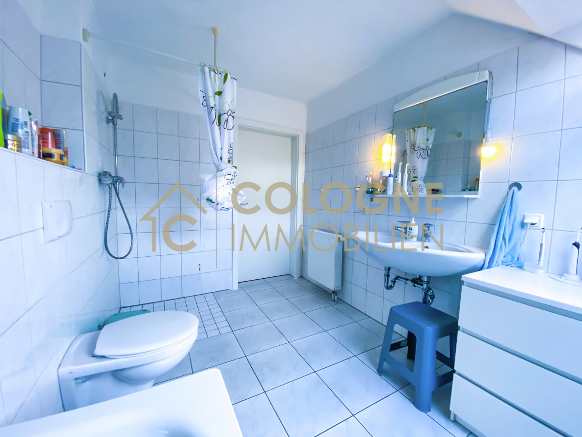 DG: Badezimmer mit Badewanne und ebenerdiger Dusche
