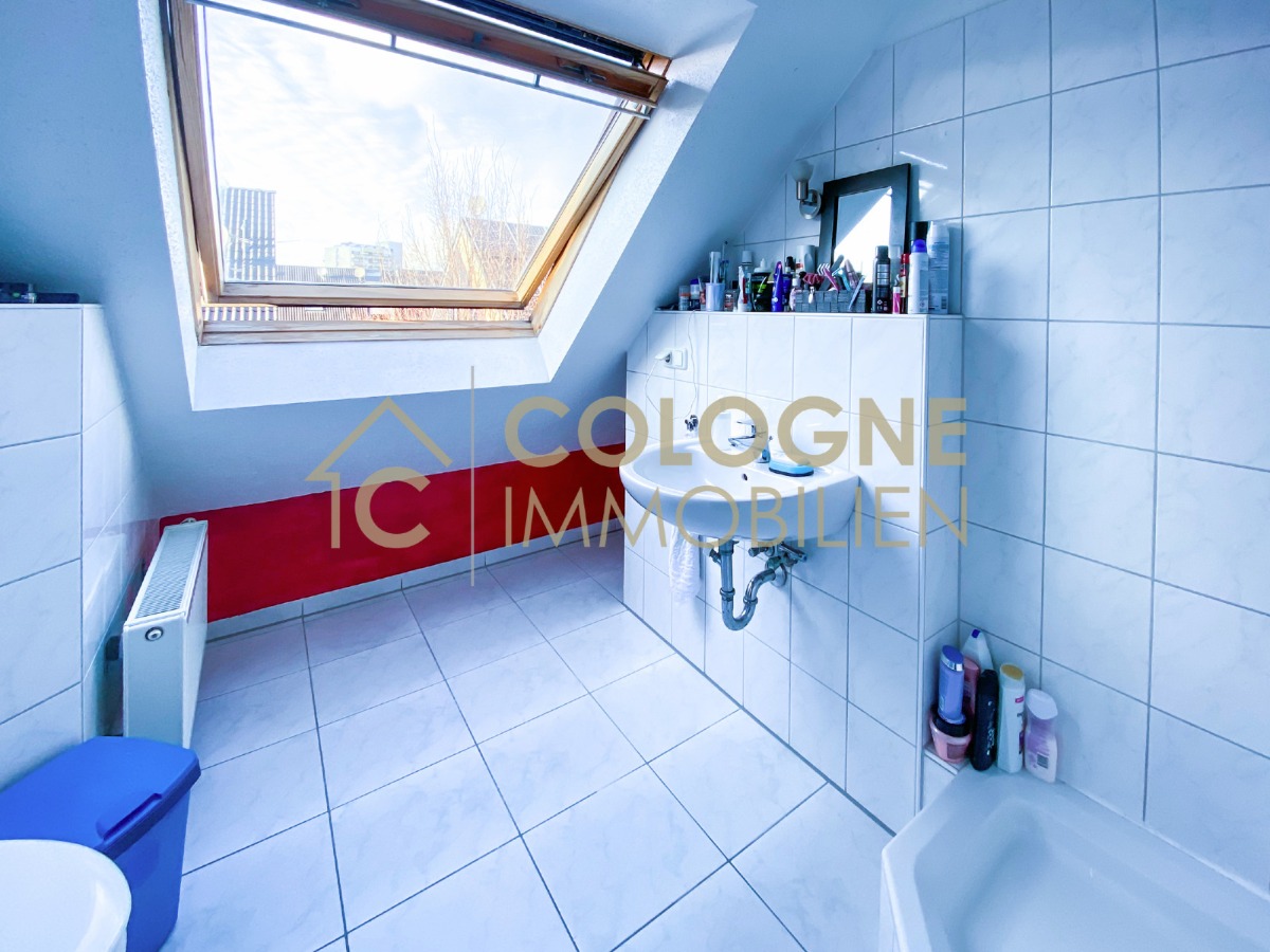 DG 1: Privates Badezimmer mit Dusche