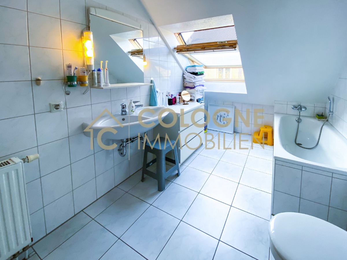 DG: Badezimmer mit Badewanne und ebenerdiger Dusche