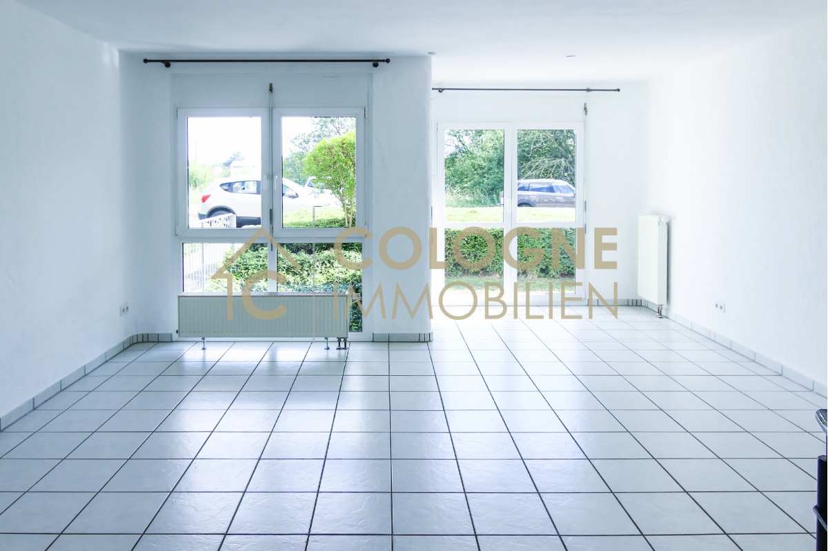 Wohnzimmer mit großer lichtdurchfluteter Fensterfront