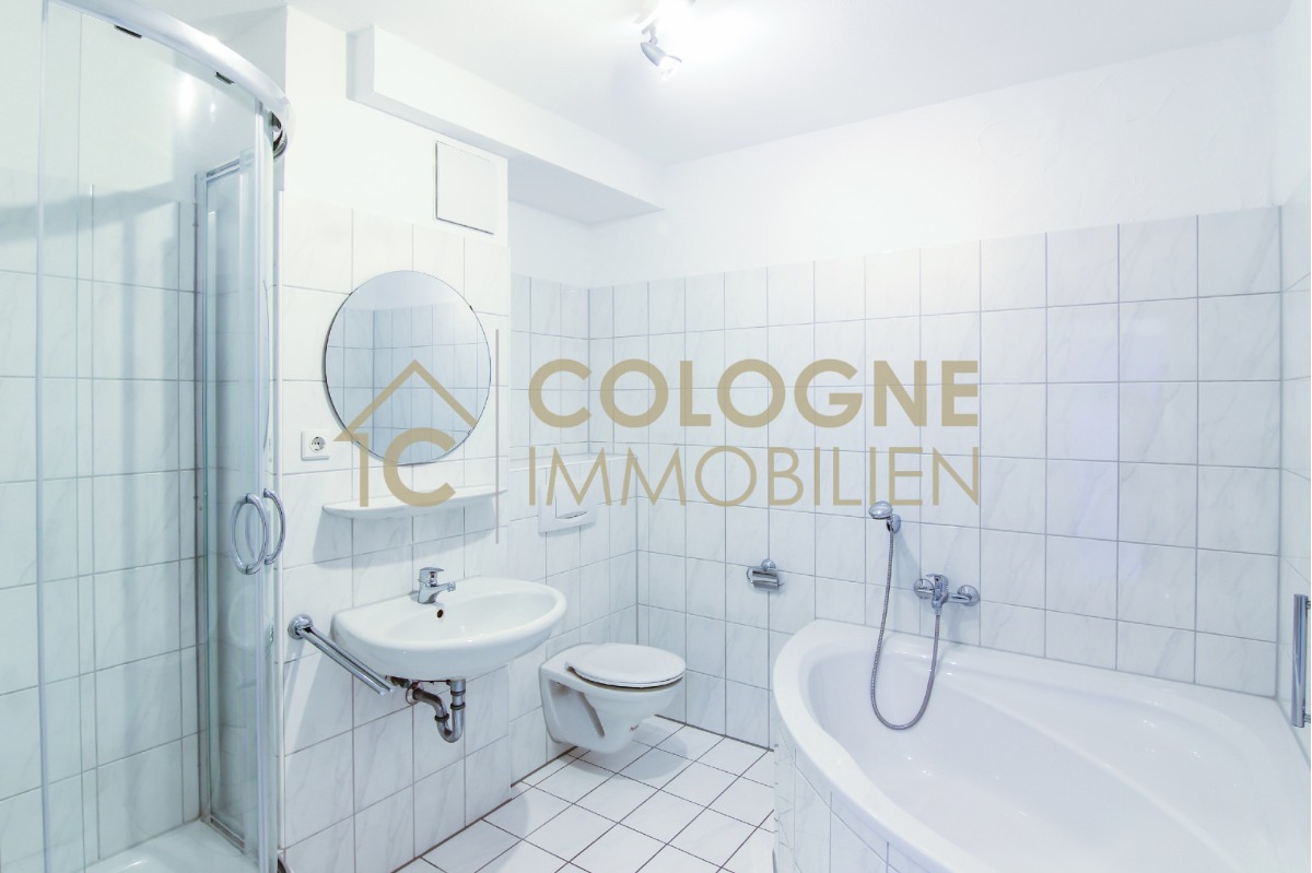 Badezimmer mit Badewanne und Dusche