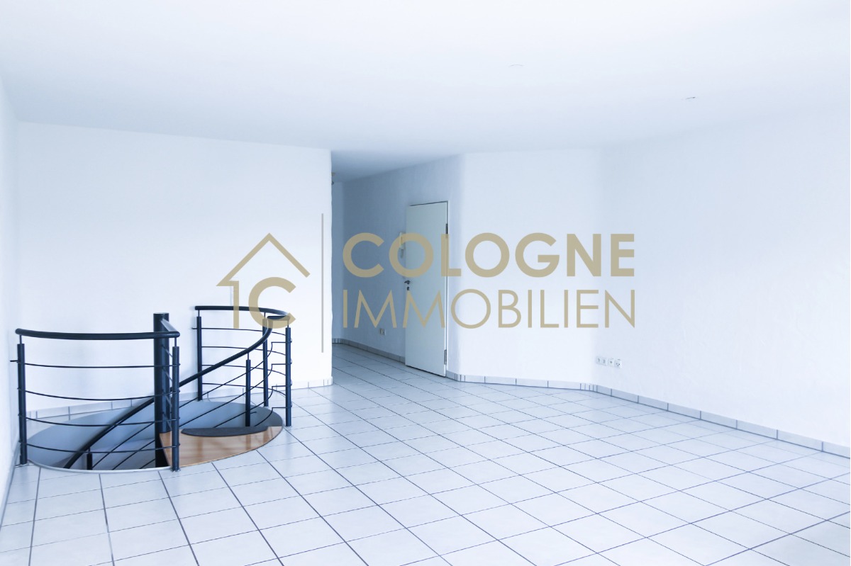 Wohnzimmer mit Abgang zum dritten Zimmer und dem Badezimmer 2
