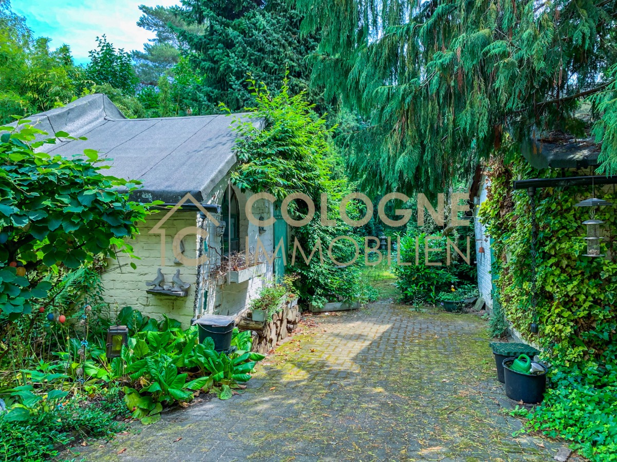 Zwei idylische massiv errichtete Gartenhäuser