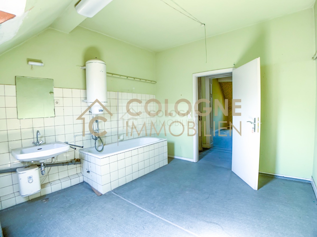 DG: Großes Badezimmer (sanierungsbedürftig)