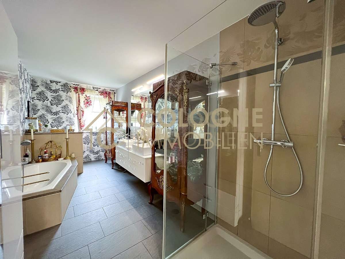 EG: Badezimmer mit Dusche u...