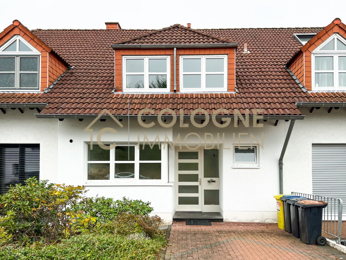 Frontansicht Eingangsbereich mit PKW-Stellplatz