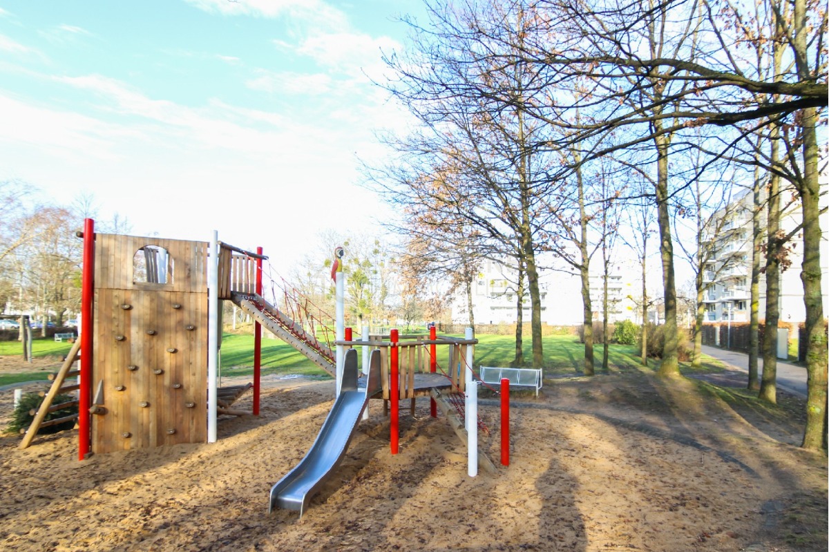Spielplatz vor dem Haus