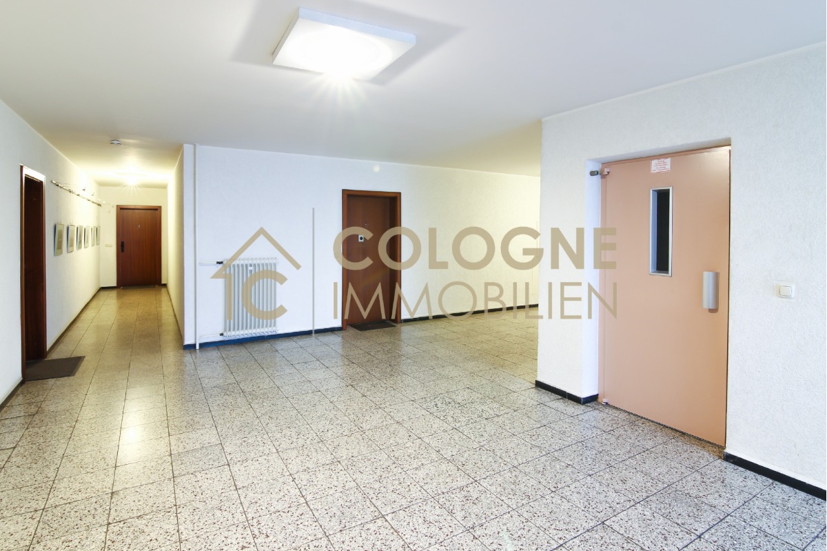 Sehr gepflegtes Foyer mit Aufzug