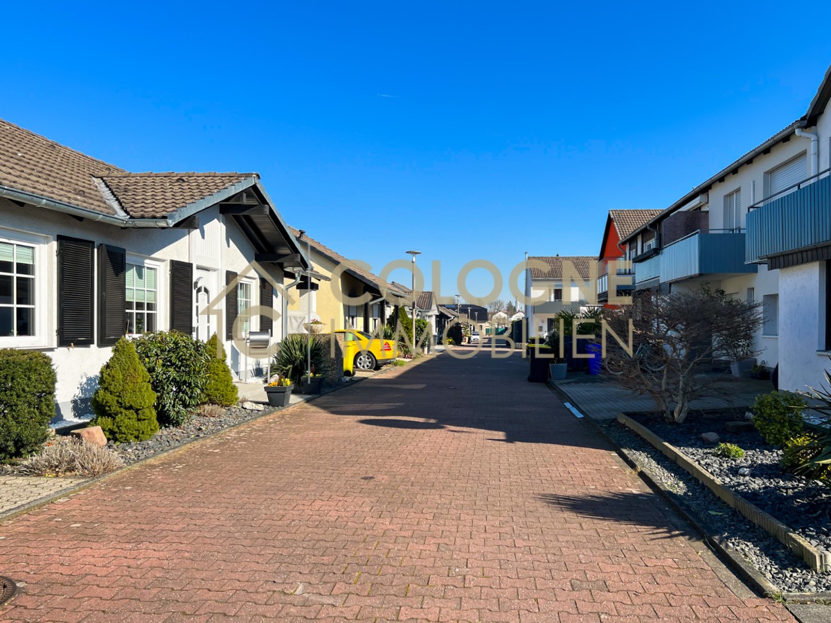 Idyllische Nachbarschaft in verkehrsberuhigter Straße
