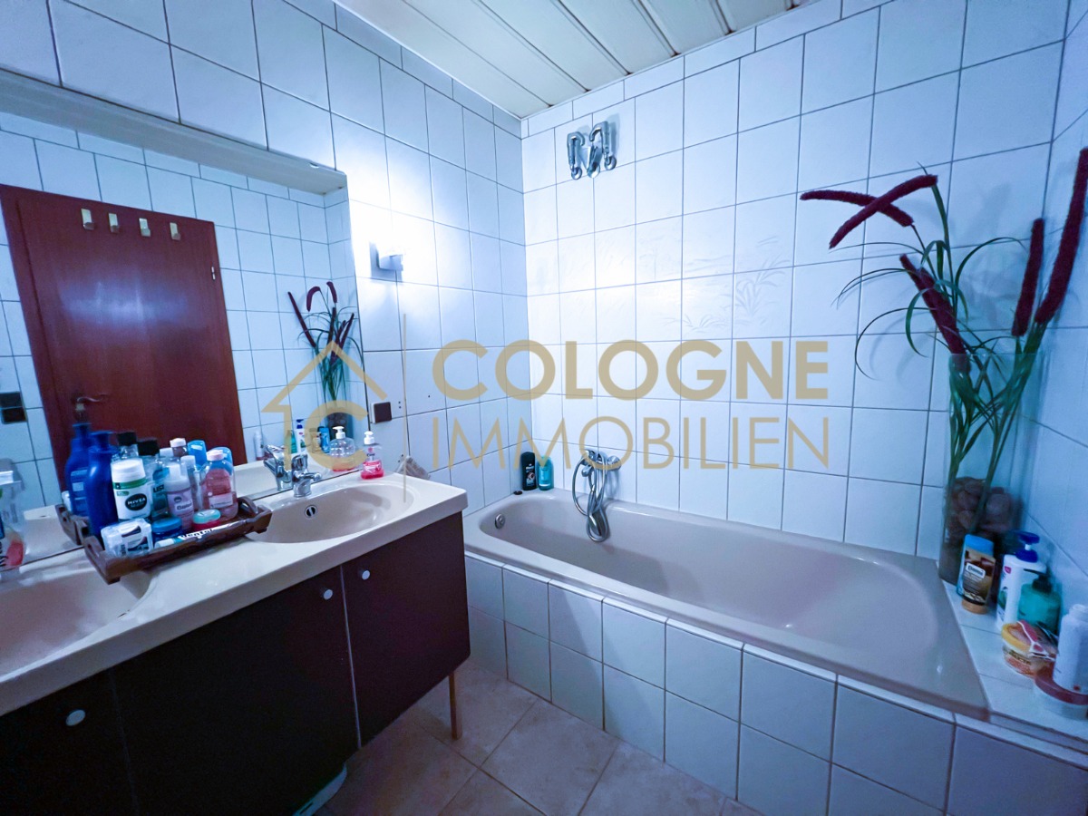 Bad mit Wanne und Doppelwaschbecken