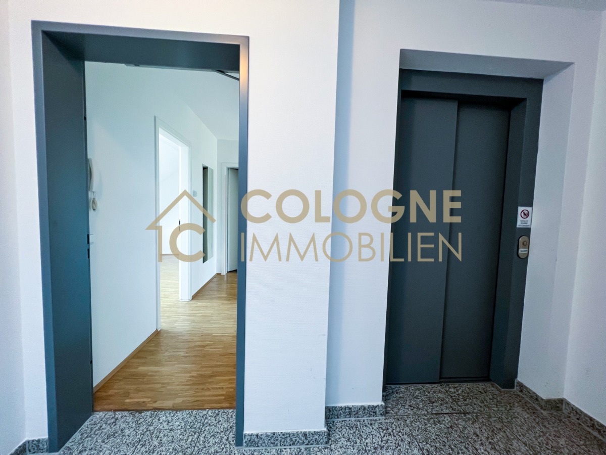 Wohnungseingang neben Aufzug