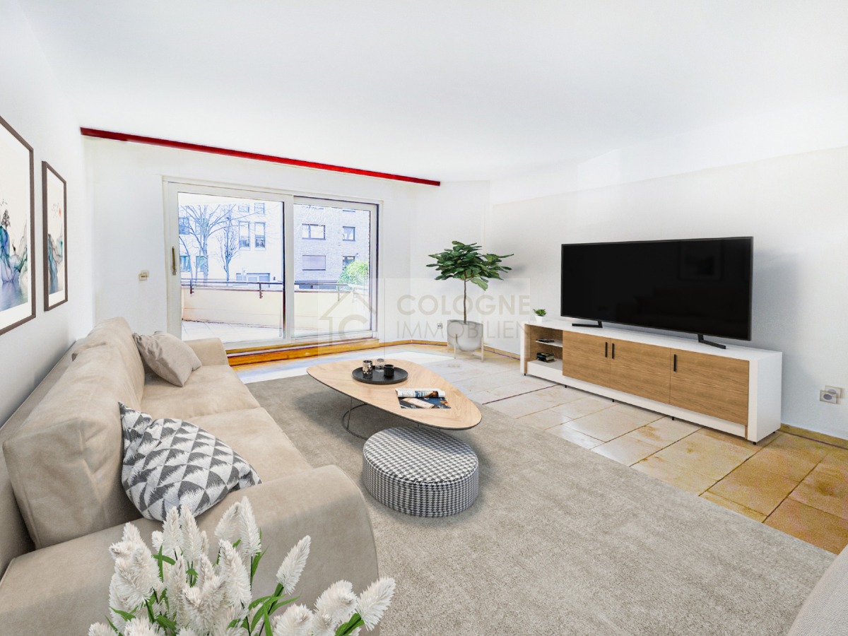 Helles Wohnzimmer mit Zugang zum Balkon