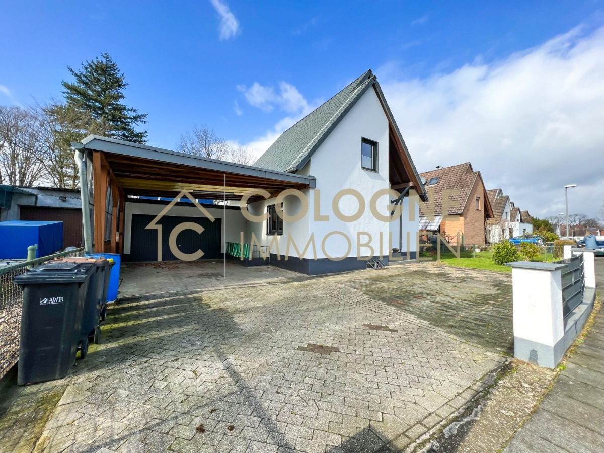 Frontansicht 3 mit Carport und Doppelgarage