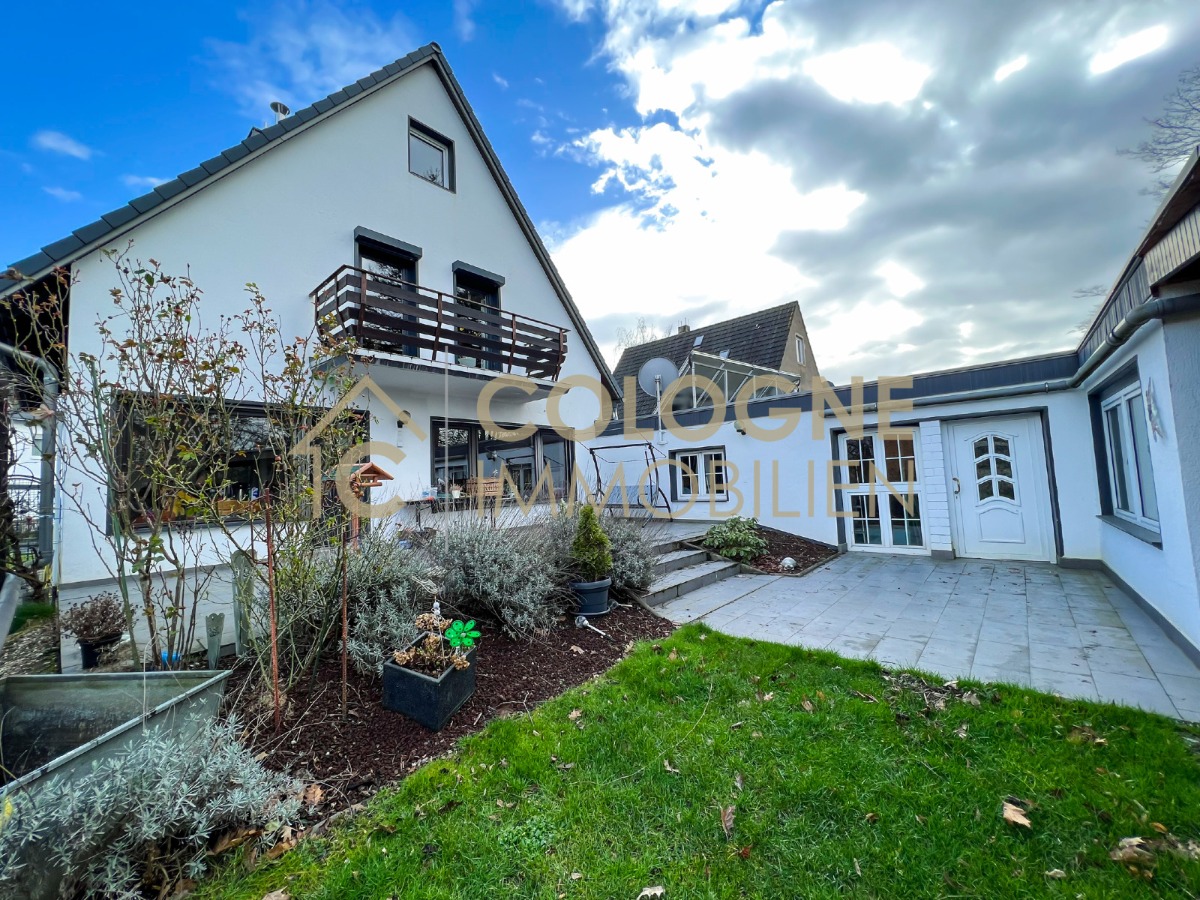 Hausrückseite mit Anbau und Terrasse